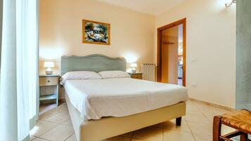 2 bedrooms, iron/ironing board, travel crib