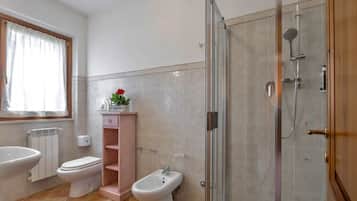 Douche, bidet, serviettes fournies, shampoing