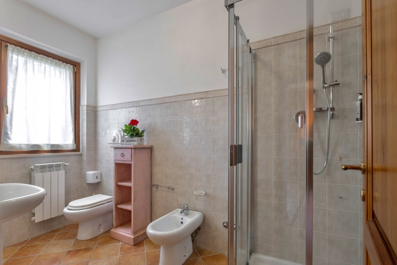 Shower, bidet, towels, shampoo