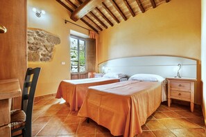 2 عدّة غرف نوم ومكواة/لوح كي وسرير سفر