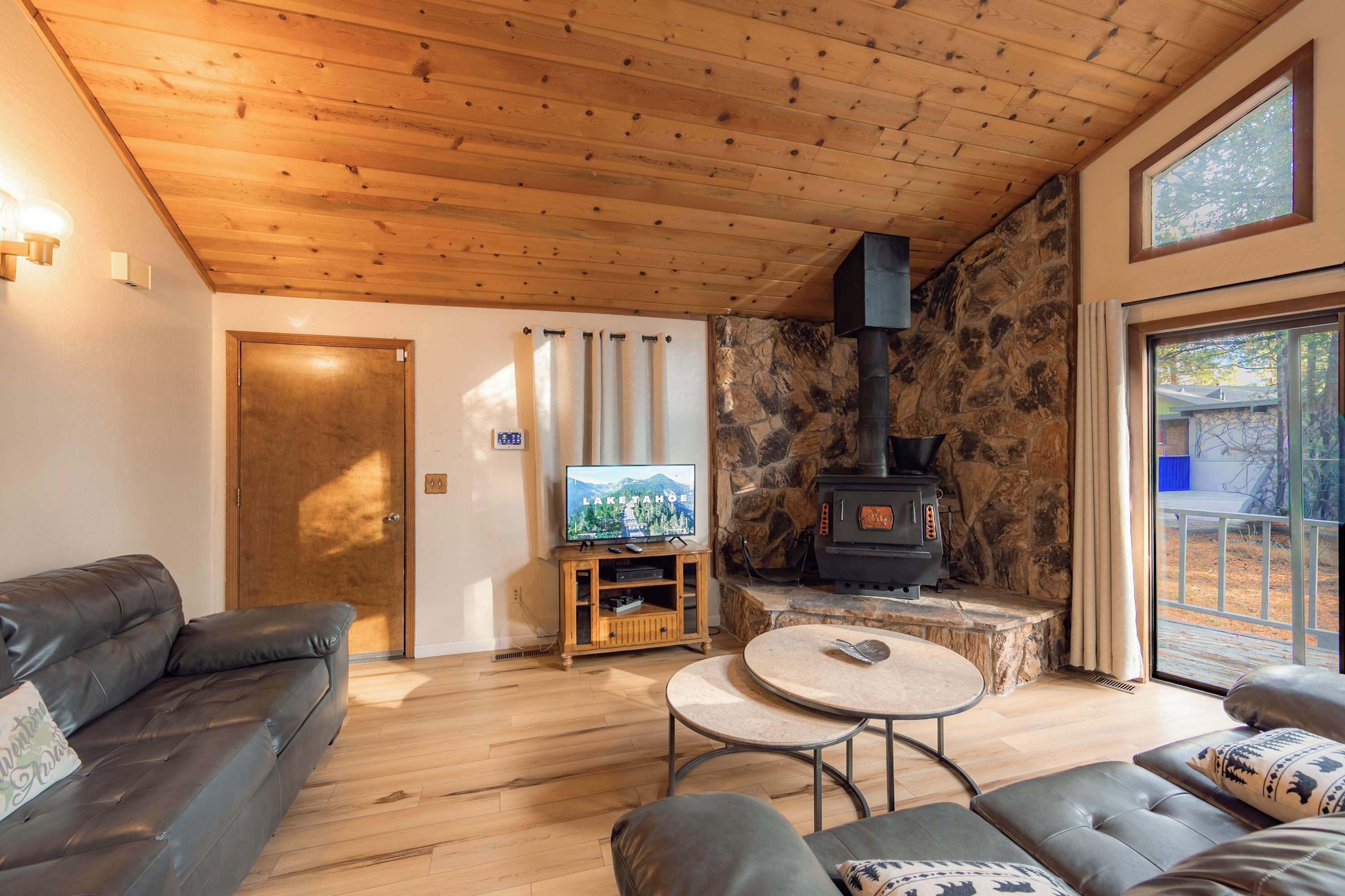 Cabin, Multiple Beds, Patio, Mountain View (Oglala Little Lodge) | Living area