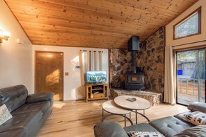 Cabane, plusieurs lits, patio, vue montagne (Oglala Little Lodge) | Coin séjour