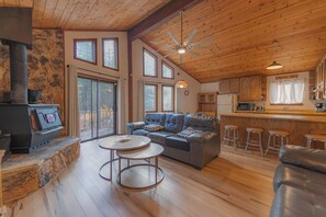 Cabana, várias camas, varanda, vista para a montanha (Oglala Little Lodge) | Área de estar