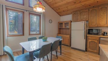 Cabana, várias camas, varanda, vista para a montanha (Oglala Little Lodge) | Opções para refeição