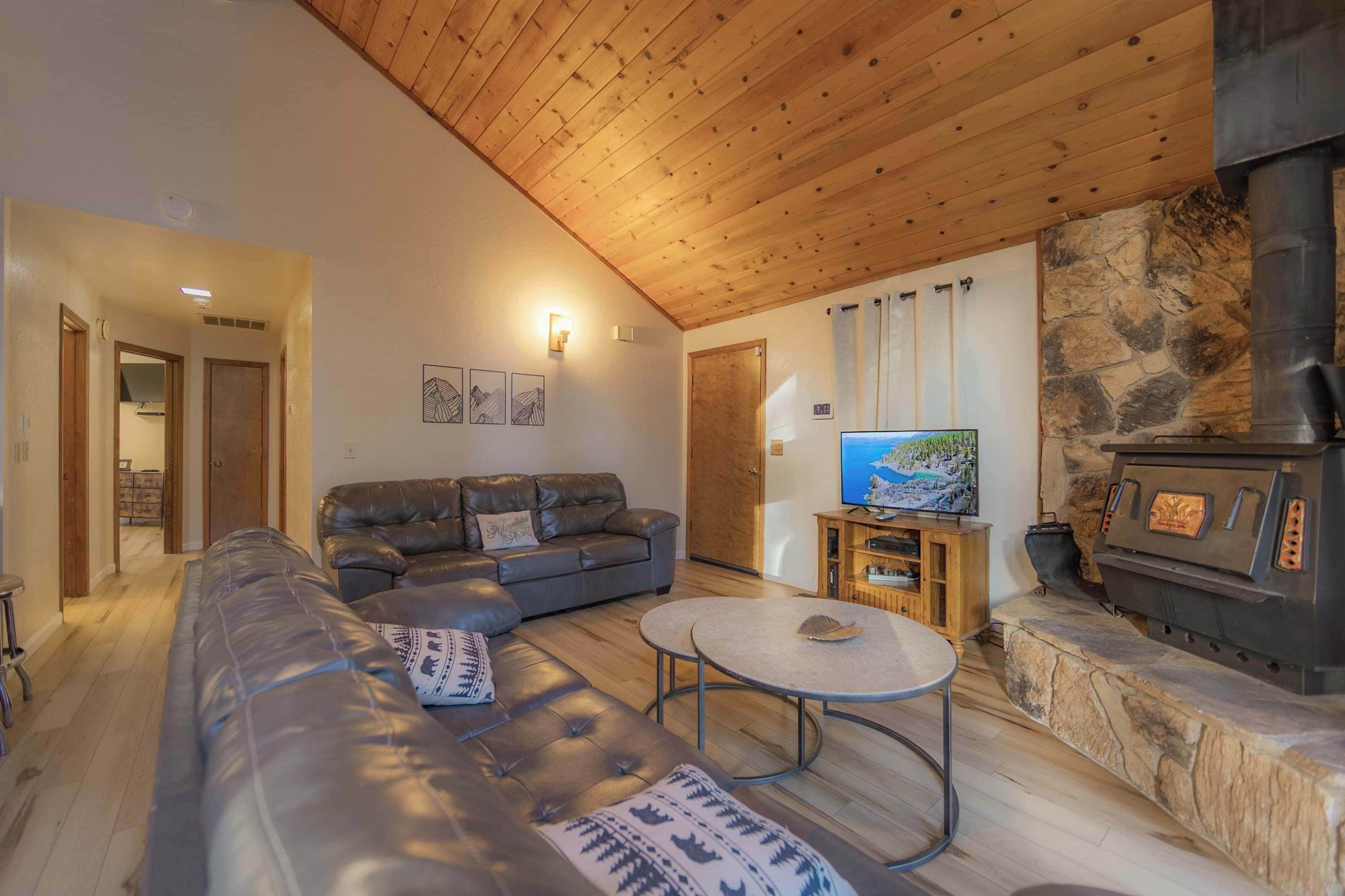 小屋, 多张床, 露台, 山景 (Oglala Little Lodge) | 起居区