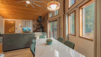 Cabana, várias camas, varanda, vista para a montanha (Oglala Little Lodge) | Parte interna