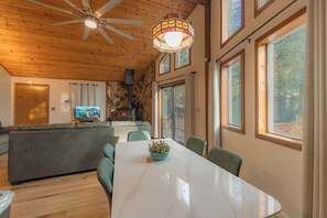 Cabane, plusieurs lits, patio, vue montagne (Oglala Little Lodge) | Intérieur