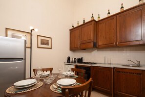 Fridge, oven, stovetop, dishwasher - Frescoed Duomo Retreat (Firenze)