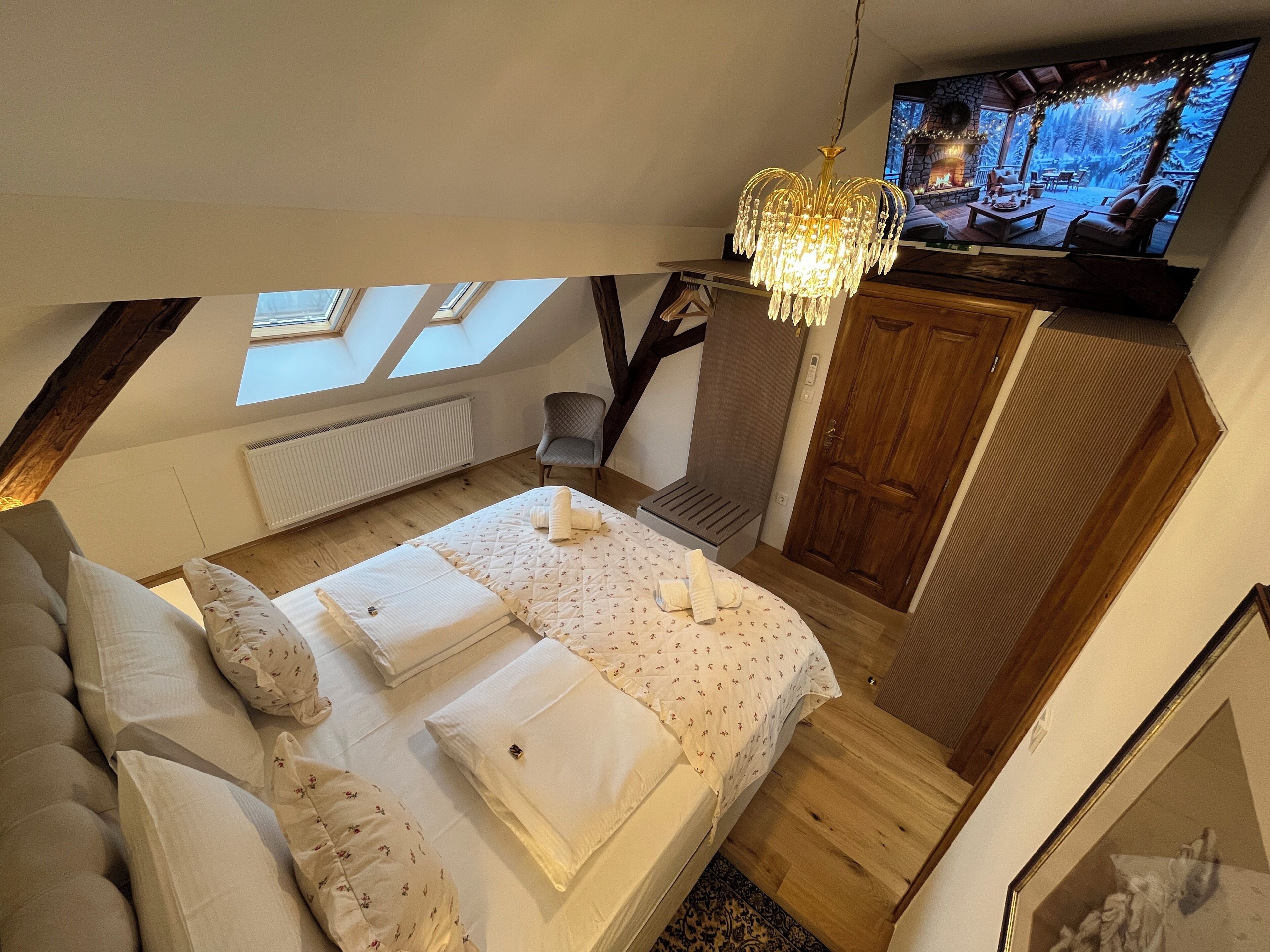 Zimmersafe, Schreibtisch, Bügeleisen/Bügelbrett, Reisekinderbett