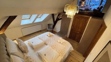 Tallelokero huoneessa, työpöytä, silitysrauta/-lauta, vauvan matkasänky