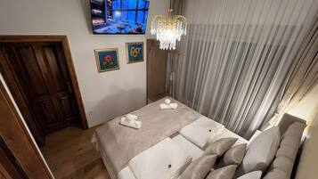 Tallelokero huoneessa, työpöytä, silitysrauta/-lauta, vauvan matkasänky