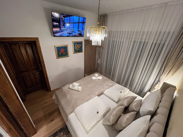 خزنة داخل الغرفة ومكتب ومكواة/لوح كي وسرير سفر