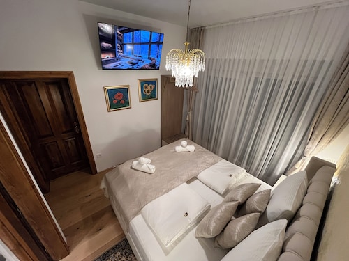 La Luna Royal Luxury House ⭐️⭐️⭐️⭐️⭐️ with Pool Jacuzzi Bikes and Parking