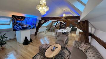 TV connectée, table de tennis de table, livres, imprimantes