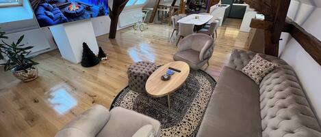 Smart-TV, Tischtennisplatte, Bücher, Drucker