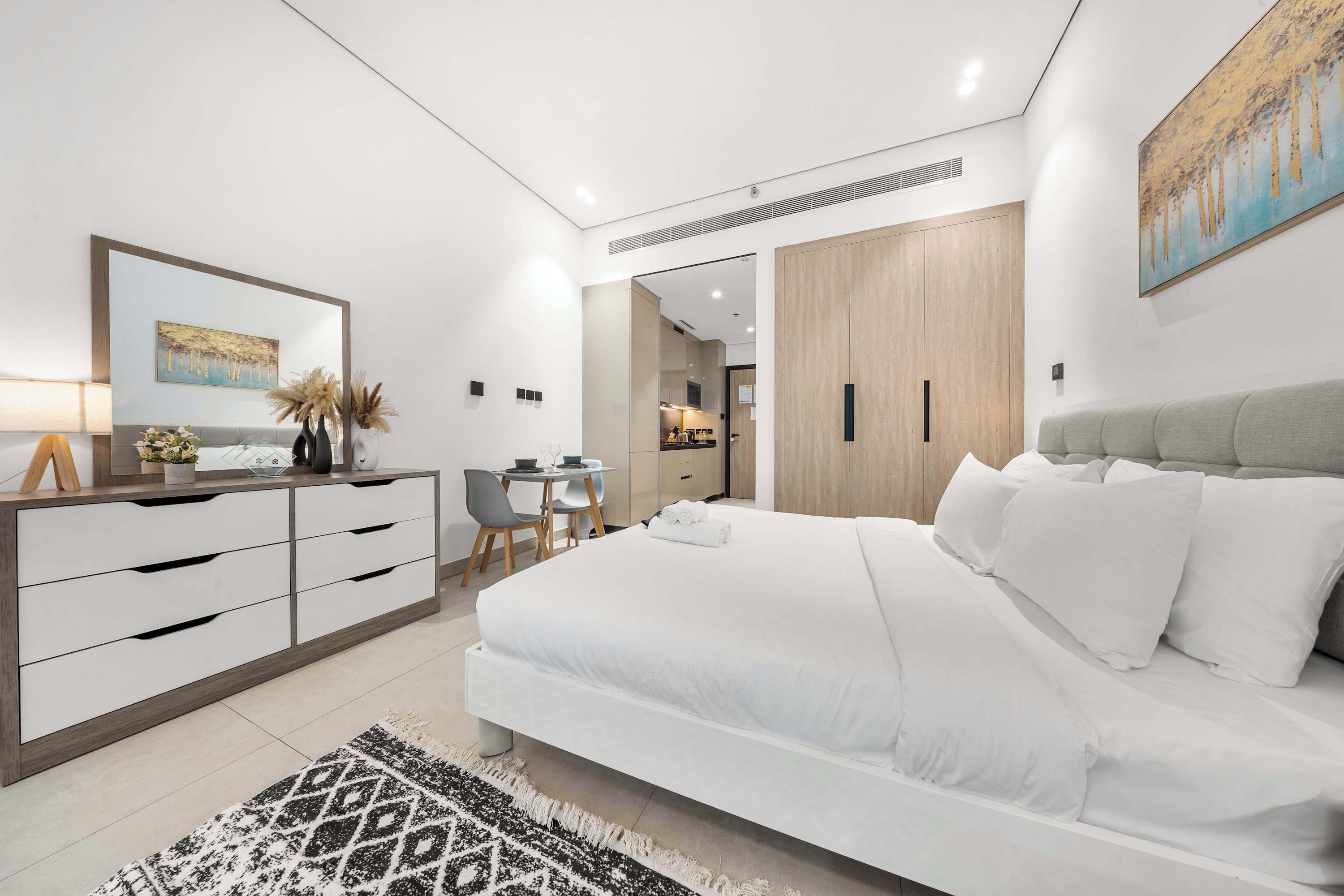 Tabla de planchar con plancha, wifi y ropa de cama 