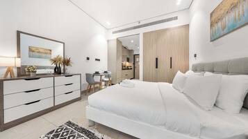 Tabla de planchar con plancha, wifi y ropa de cama