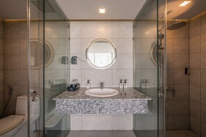 Deluxe Oda, Şehir Manzaralı | Banyo | Duş, saç kurutma makinesi, havlu, sabun 