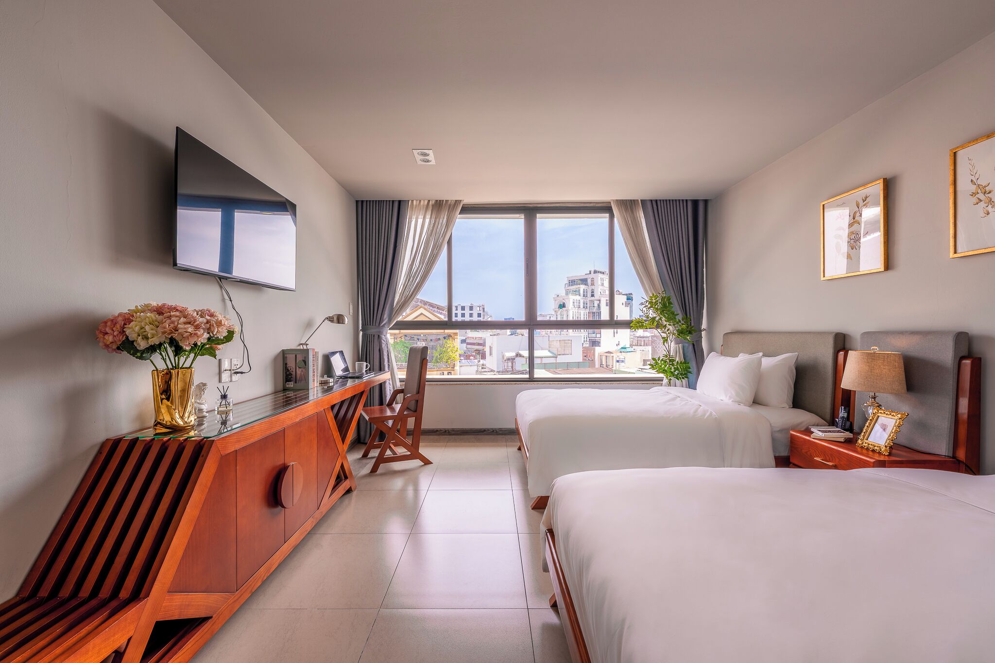 Classic Twin Room, City View | Desk, laptop workspace, free WiFi