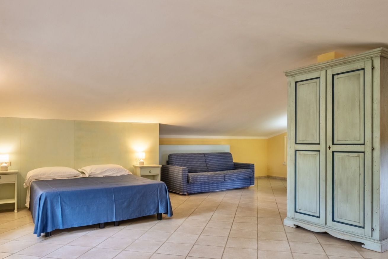 3 makuuhuonetta, silitysrauta/-lauta, vauvan matkasänky