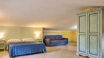 3 makuuhuonetta, silitysrauta/-lauta, vauvan matkasänky