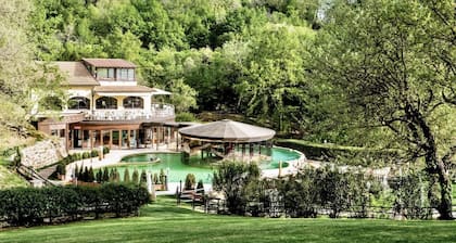 Villa of approximately 150 m2 located on the ground floor and on two levels with air conditioning, independent heating and wi fi line.Composed of a large living room with independent equipped kitchen, fridge, microwave oven, toaster, sofa and satellite t