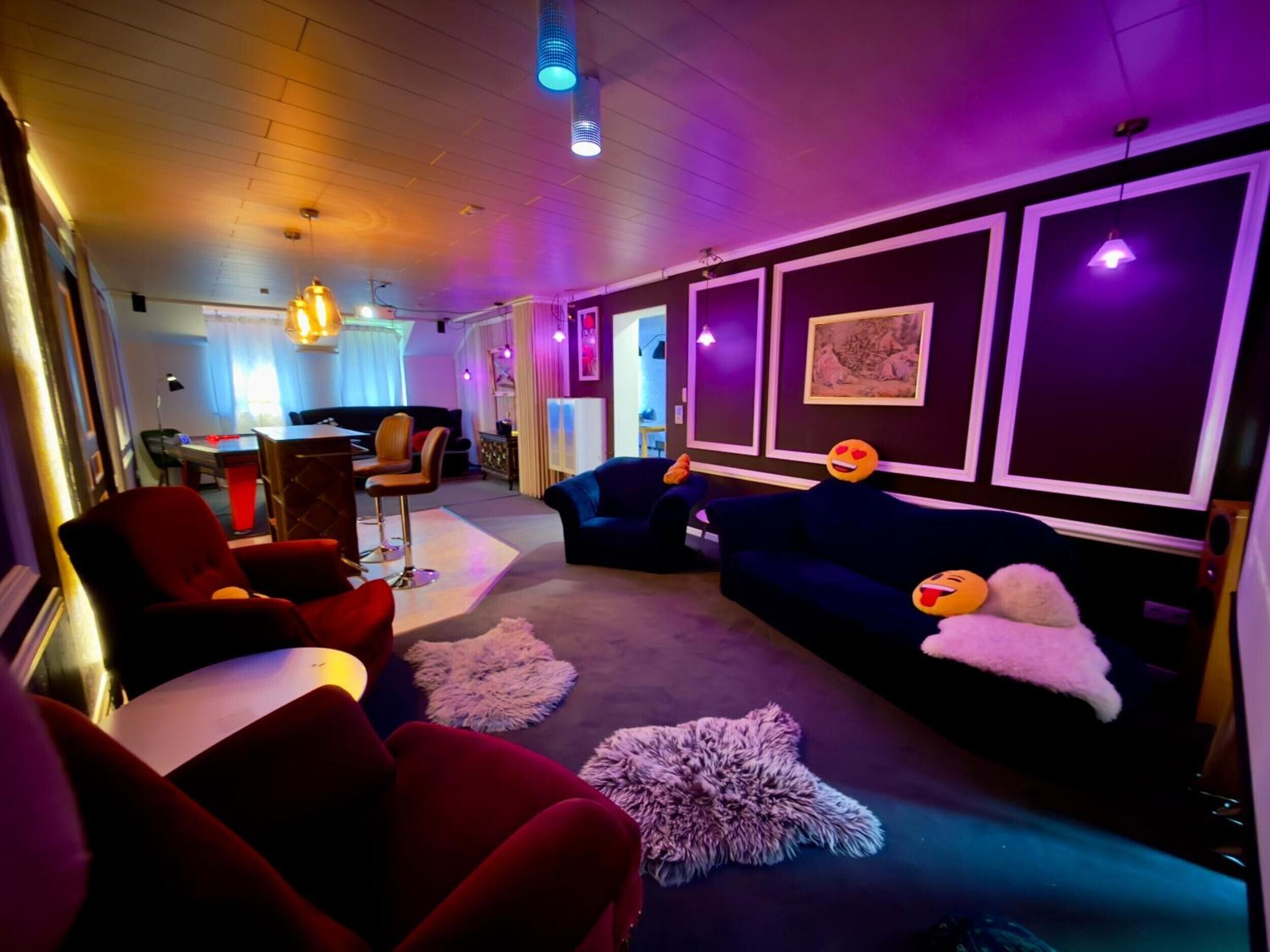 Fernseher, Kamin, Videospiele, Tischtennisplatte