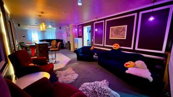 Fernseher, Kamin, Videospiele, Tischtennisplatte