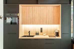 Geladeira, micro-ondas, fogão, torradeira