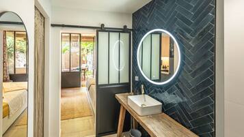 1 dormitorio, tabla de planchar con plancha, wifi y ropa de cama