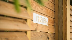 Eine Holzwand mit einem Schild, auf dem 'Laceller' steht.