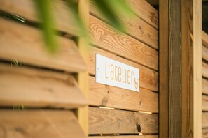 Exterior detail - L'Atelier / Les Cocottes Terre Sainte (Saint Pierre)