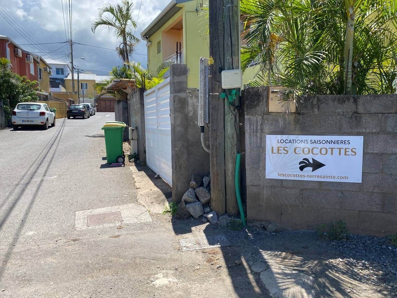 Calle con un cartel que indica las ubicaciones de temporada de 'Les Cocottes'.