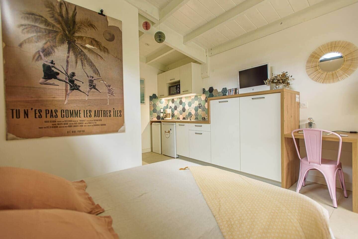 Tabla de planchar con plancha, wifi, ropa de cama