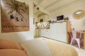 Tabla de planchar con plancha, wifi, ropa de cama