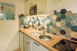 Frigorífico, microondas y utensilios de cocina