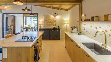 Réfrigérateur, micro-ondes, four, lave-vaisselle