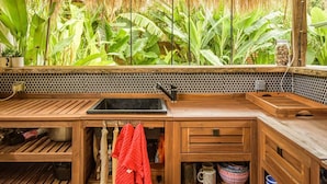 Una cocina con encimera de madera, un fregadero y un salpicadero con diseño de panal.