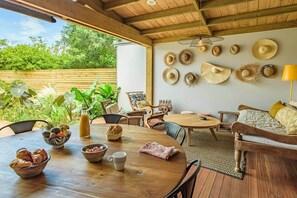 屋外ダイニングエリア