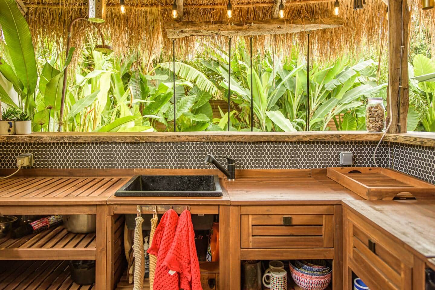 Una cocina con encimera de madera, un fregadero y un salpicadero con diseño de panal.