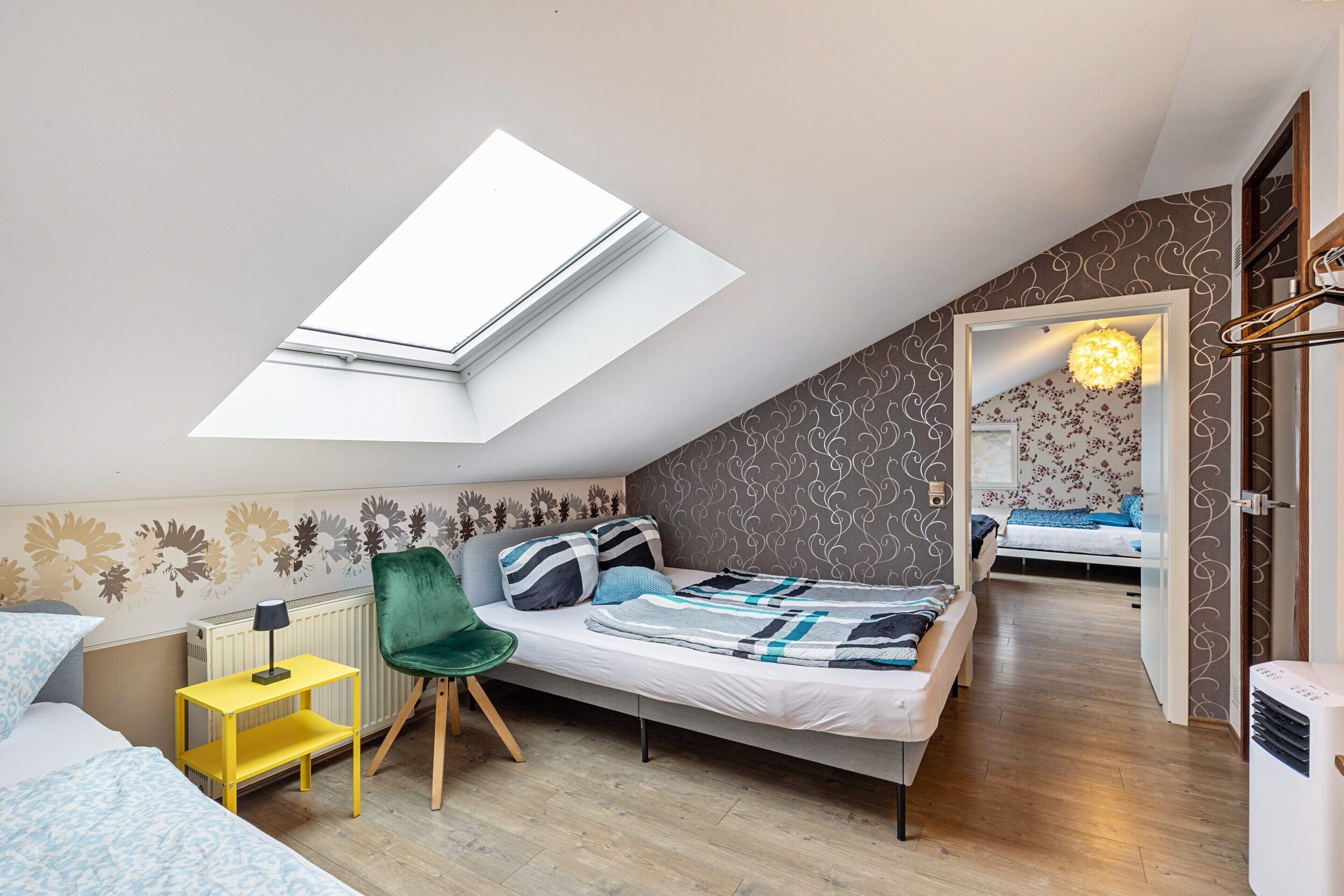 4 bedrooms, iron/ironing board, WiFi, bed sheets