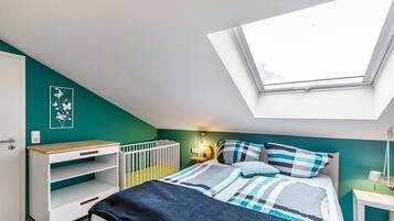 4 bedrooms, iron/ironing board, WiFi, bed sheets