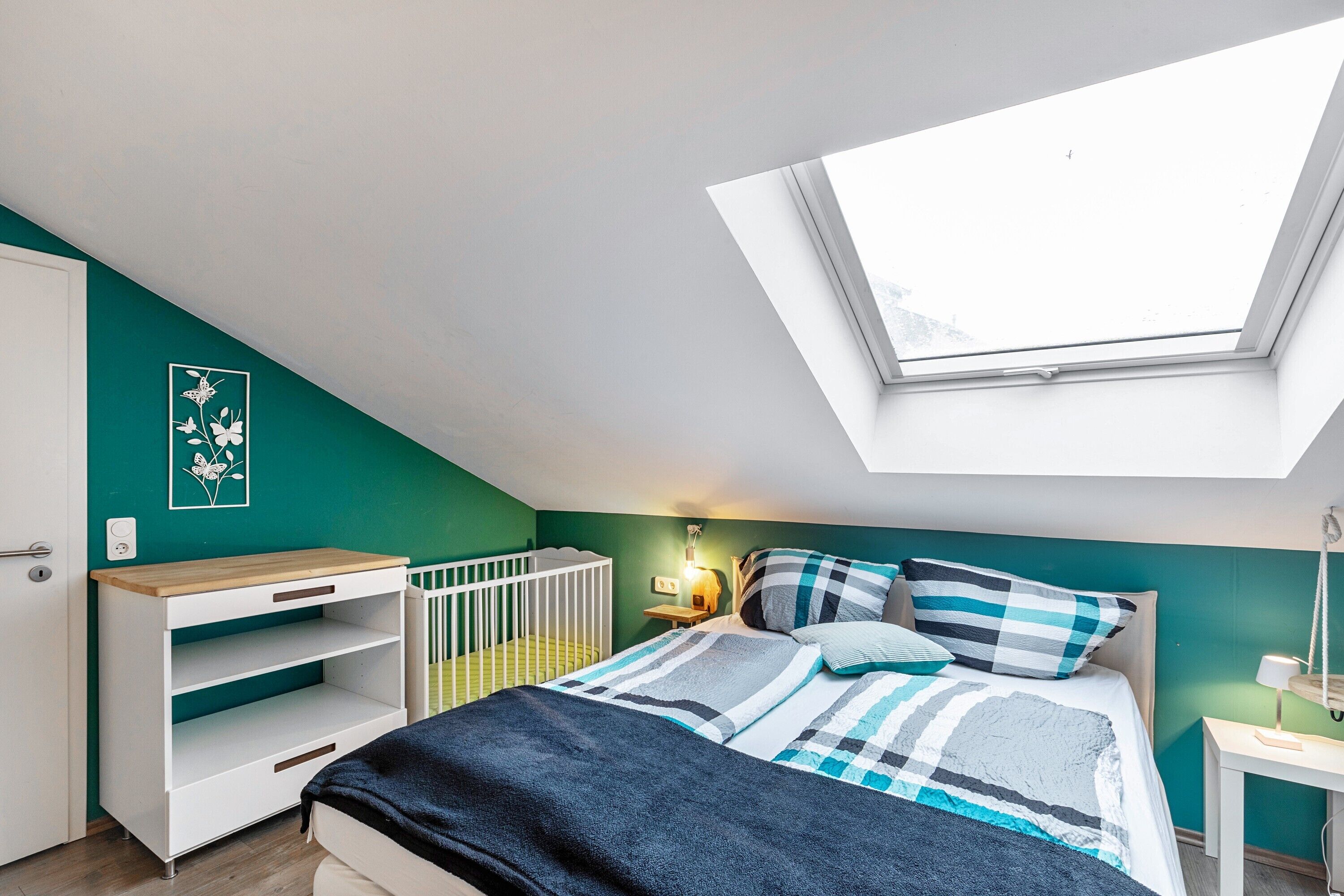 4 bedrooms, iron/ironing board, WiFi, bed sheets