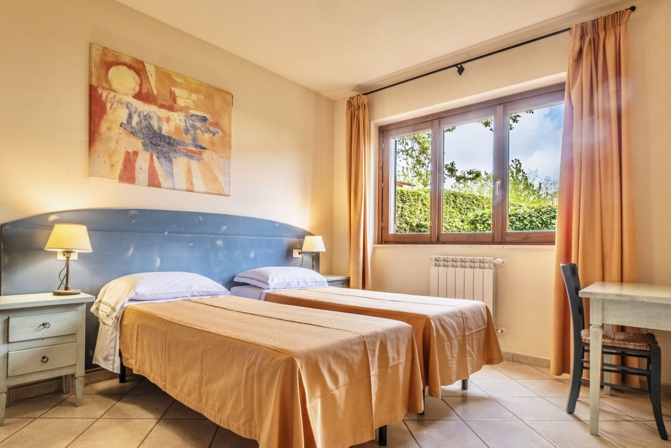 3 habitaciones, tabla de planchar con plancha y cuna de viaje 