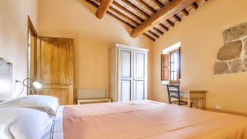 3 slaapkamers, een strijkplank/strijkijzer, reisbedje