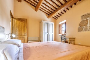 3 bedrooms, iron/ironing board, travel crib - Villa of approximately 150 m2 located on the ground floor and on two levels with air conditioning, independent heating and wi fi line.Composed of a large living room with independent equipped kitchen, fridge, microwave oven, toaster, sofa and satellite t (Sorano)