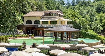 Villa of approximately 150 m2 located on the ground floor and on two levels with air conditioning, independent heating and wi fi line.Composed of a large living room with independent equipped kitchen, fridge, microwave oven, toaster, sofa and satellite t