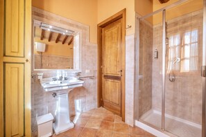 Ducha, bidet, toallas