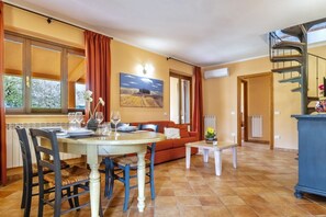 Dining - Villa of approximately 150 m2 located on the ground floor and on two levels with air conditioning, independent heating and wi fi line.Composed of a large living room with independent equipped kitchen, fridge, microwave oven, toaster, sofa and satellite t (Sorano)
