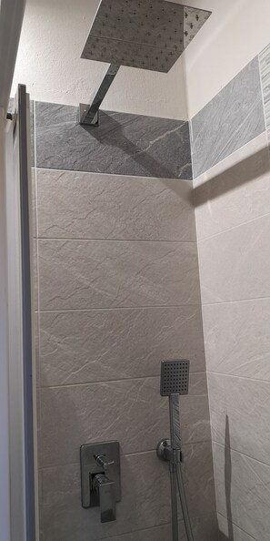 Een douche, een haardroger, een bidet, handdoeken